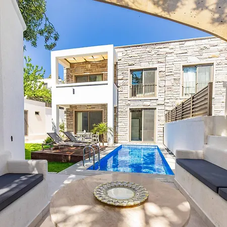 Luna Bodrum, Oezel Isitmali Havuzlu بيت للعطل أورتاكنت